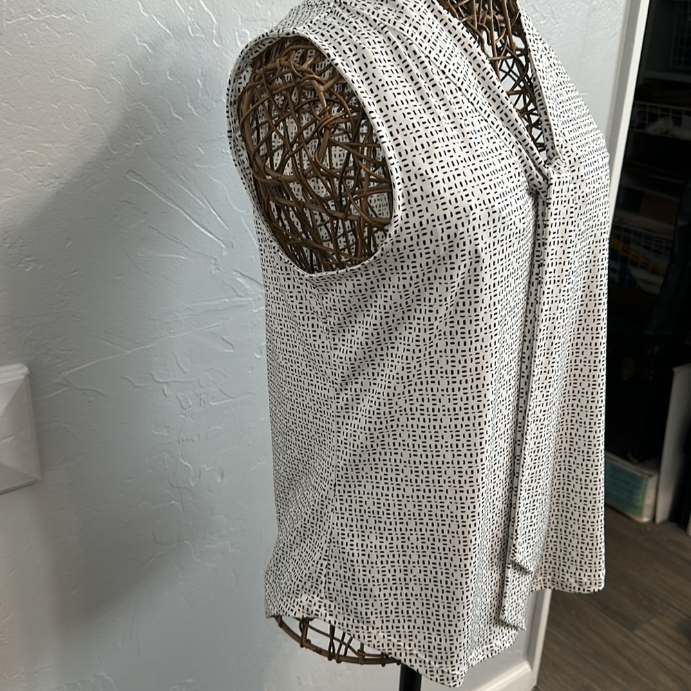 Banana Republic White and Black Patterned Sleeveless Top with front tie. Size M - Picture 4 of 5